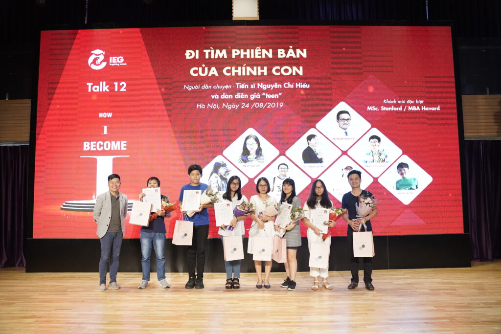 TS Nguyễn Chí Hiếu và các diễn giả nhí chia sẻ tại tọa đàm IEG Talk 12 trò chuyện cùng con